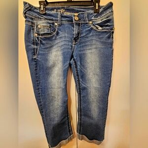 Wallflower Juniors Capris Size 11 Blue Jeans.